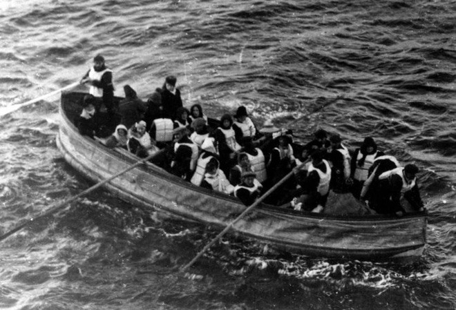 The last rare photos of the sinking disaster of the Titanic haunting humanity: After more than 100 years, the tragedy is still clearly visible - Photo 8.