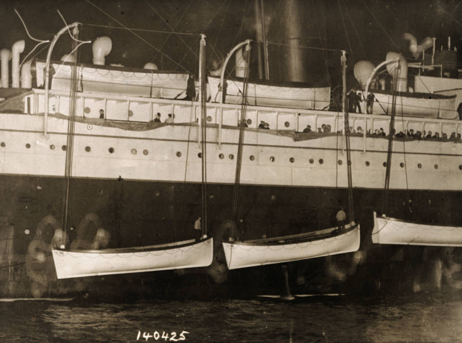 The last rare photos of the sinking disaster of the Titanic haunting humanity: After more than 100 years, the tragedy is still clearly visible - Photo 14.