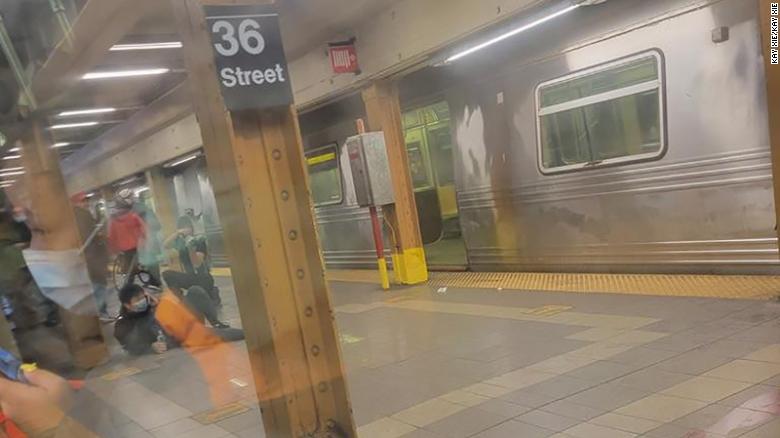 Video: Khung cảnh hoảng loạn, người người tháo chạy khỏi vụ xả súng tại ga tàu điện ngầm Mỹ, hàng chục người thương vong - Ảnh 4.