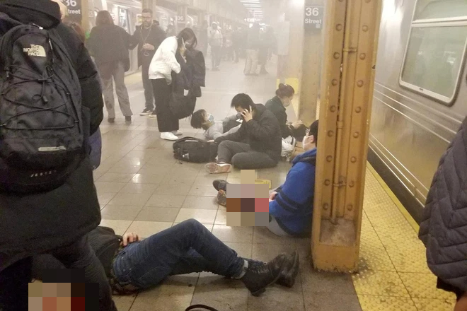 Video: Khung cảnh hoảng loạn, người người tháo chạy khỏi vụ xả súng tại ga tàu điện ngầm Mỹ, hàng chục người thương vong - Ảnh 1.
