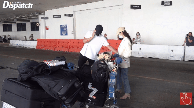 Clip Hyun Bin v&agrave; Son Ye Jin n&aacute;o loạn s&acirc;n bay Mỹ: Nam t&agrave;i tử li&ecirc;n tục k&eacute;o tay bảo vệ vợ trước đ&aacute;m đ&ocirc;ng, chị đẹp n&eacute;p s&aacute;t b&ecirc;n chồng - Ảnh 8.