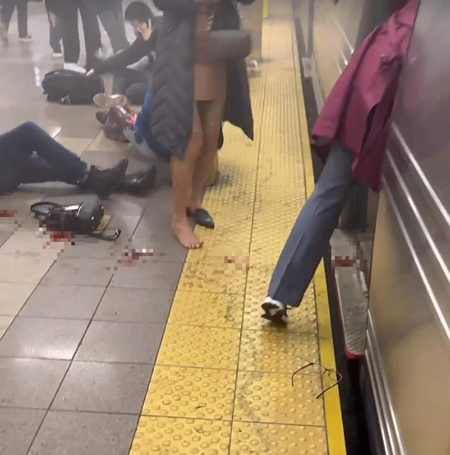 Video: Khung cảnh hoảng loạn, người người tháo chạy khỏi vụ xả súng tại ga tàu điện ngầm Mỹ, hàng chục người thương vong - Ảnh 3.