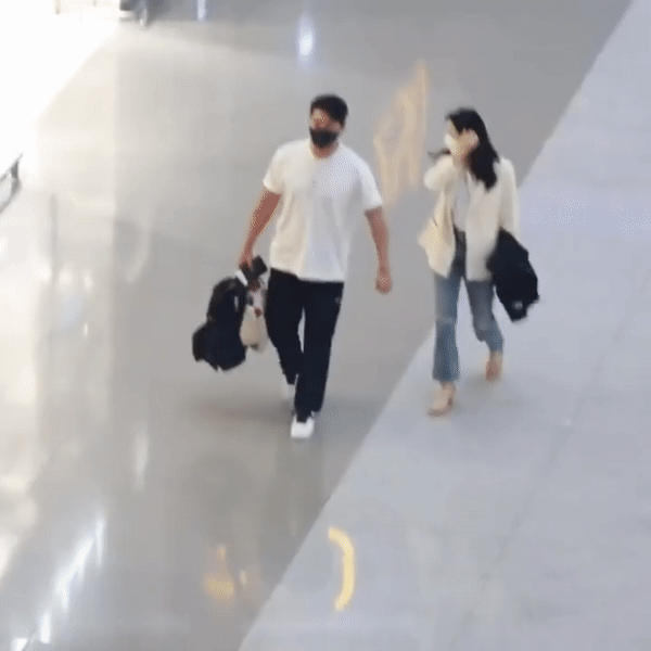 Clip đang khiến MXH ph&aacute;t sốt: Son Ye Jin phản ứng cưng xỉu khi ph&oacute;ng vi&ecirc;n hỏi về &ocirc;ng x&atilde; Hyun Bin ở s&acirc;n bay - Ảnh 6.