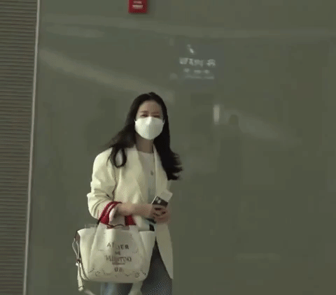 Clip đang khiến MXH ph&aacute;t sốt: Son Ye Jin phản ứng cưng xỉu khi ph&oacute;ng vi&ecirc;n hỏi về &ocirc;ng x&atilde; Hyun Bin ở s&acirc;n bay - Ảnh 3.