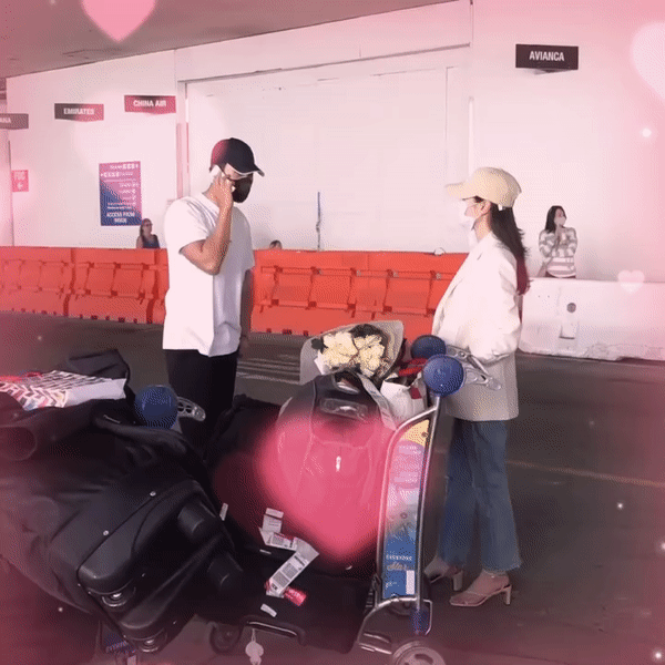 Clip: Cử chỉ rất b&igrave;nh thường th&ocirc;i nhưng khi Hyun Bin l&agrave;m với Son Ye Jin tr&ecirc;n đất Mỹ th&igrave; n&oacute; biến th&agrave;nh phim lu&ocirc;n rồi! - Ảnh 1.