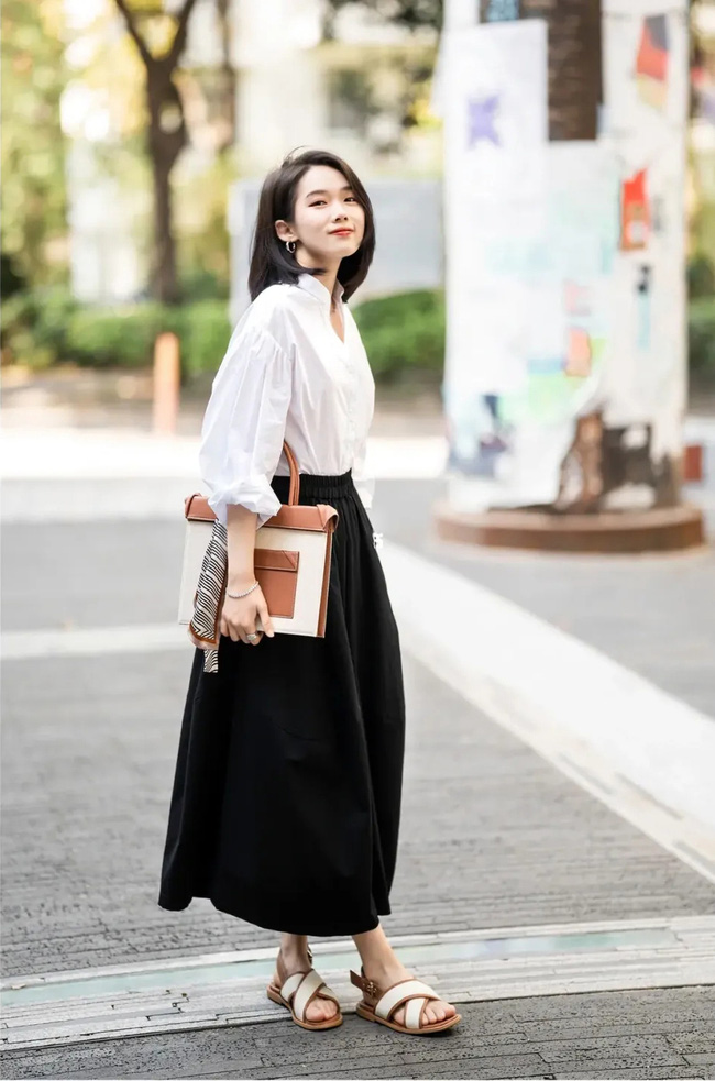 Street style Châu Á: Loạt quý cô diện đồ đơn giản nhưng nhìn vẫn đẹp không rời mắt - Ảnh 1.