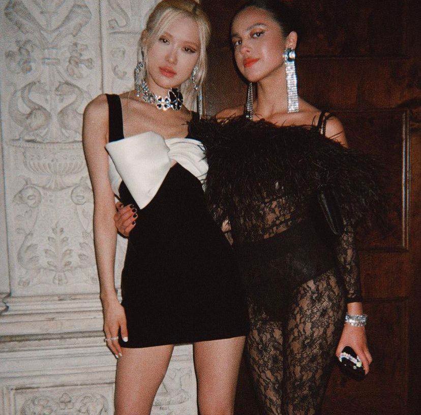 After half a year, Gigi Hadid just released a photo of Rosé and Olivia Rodrigo intimately at the Met Gala: This is a beautiful, rich, and good combo frame!  - Photo 2.