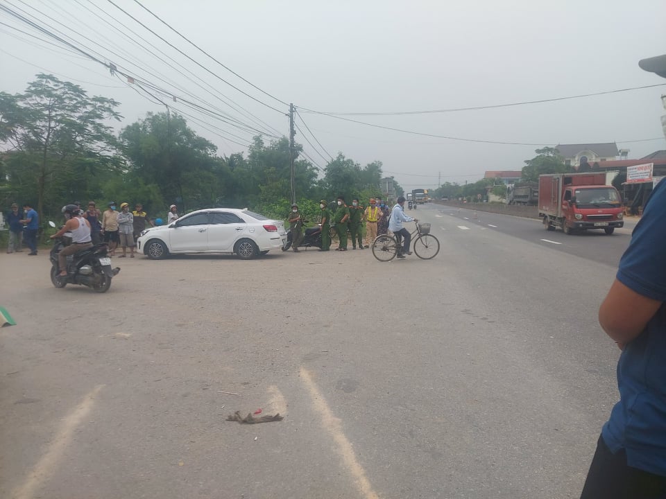 From Da Nang to Hue, father and son were hit by a truck and died tragically - Photo 1.