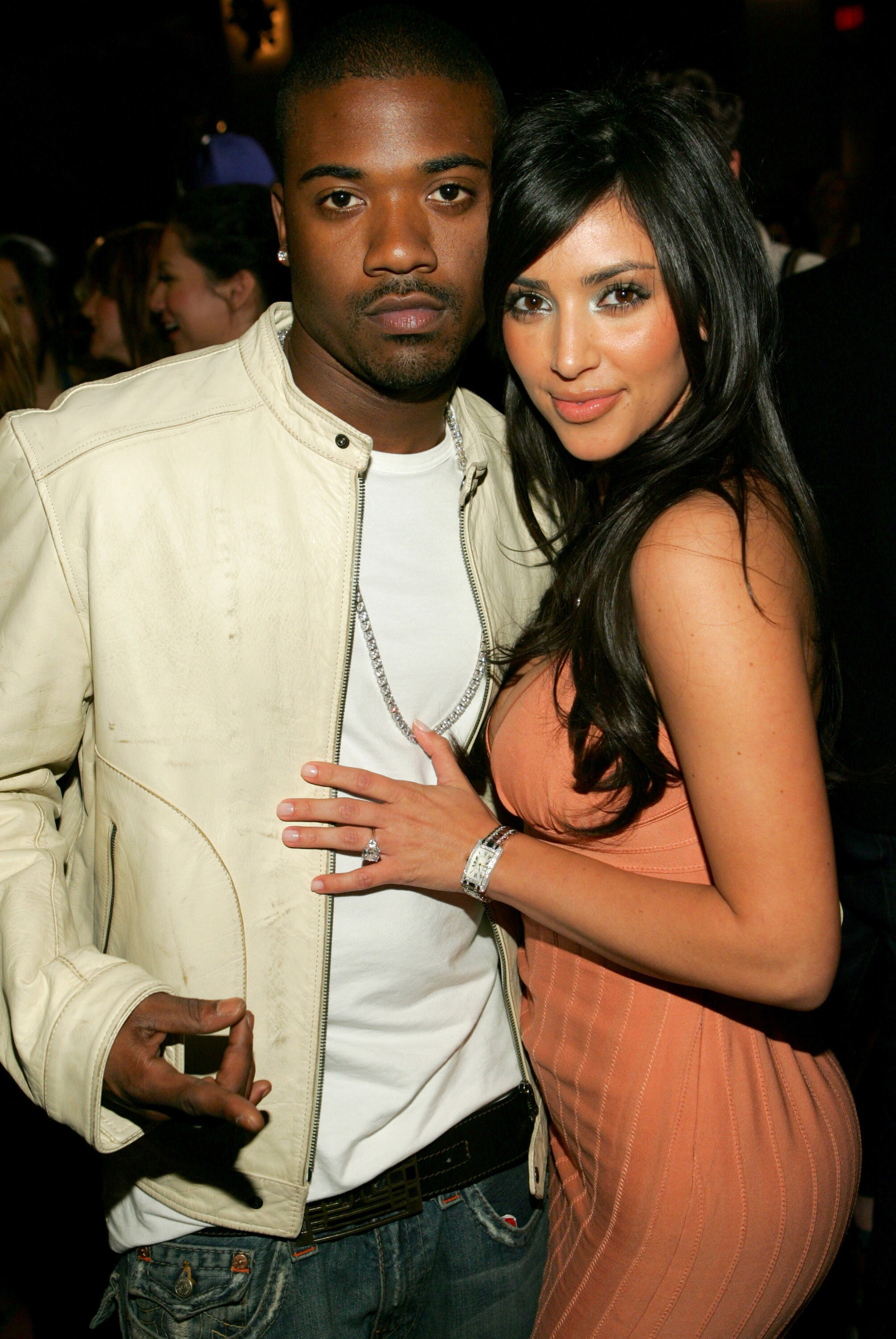 Kim Kardashian bật khóc gọi gấp cho Kanye West vì poster quảng cáo clip nóng thứ 2 với tình cũ bị con trai nhìn thấy - Ảnh 4.