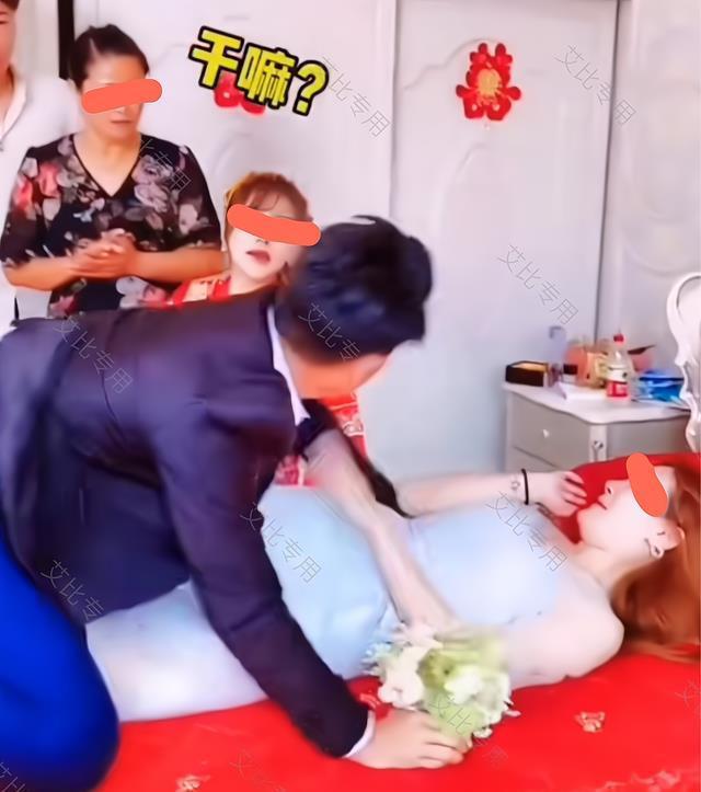 Ch&uacute; rể chạy như bay v&agrave;o ph&ograve;ng t&acirc;n h&ocirc;n gặp c&ocirc; d&acirc;u, v&ocirc; t&igrave;nh l&agrave;m một h&agrave;nh động khiến vợ tương lai... l&ecirc;n cơn thịnh nộ - Ảnh 2.