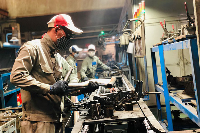 Lao động TP Hồ Ch&iacute; Minh thu nhập cao nhất nước - Ảnh 1.