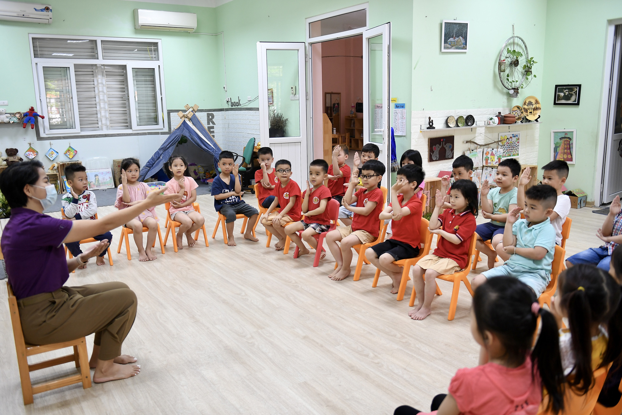 ẢNH nửa triệu trẻ mầm non Hà Nội đi học lại sau 1 năm xa trường lớp: Rất vui mà khóc nức nở, đòi về bằng được cũng nhiều! - Ảnh 17.