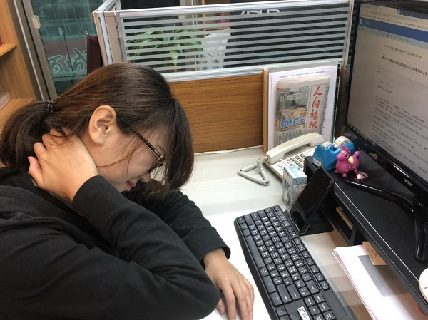 The 22-year-old girl was hospitalized because of chest tightness and severe headache due to a common bone and joint disease among office workers - Photo 1.