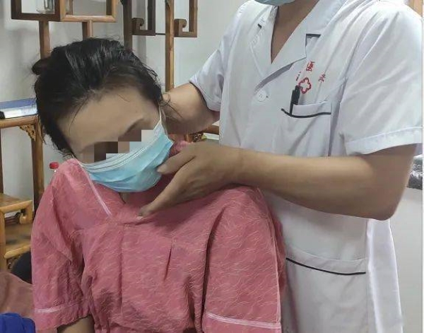 The 22-year-old girl was hospitalized because of chest tightness and severe headache due to a common bone and joint disease among office workers - Photo 2.