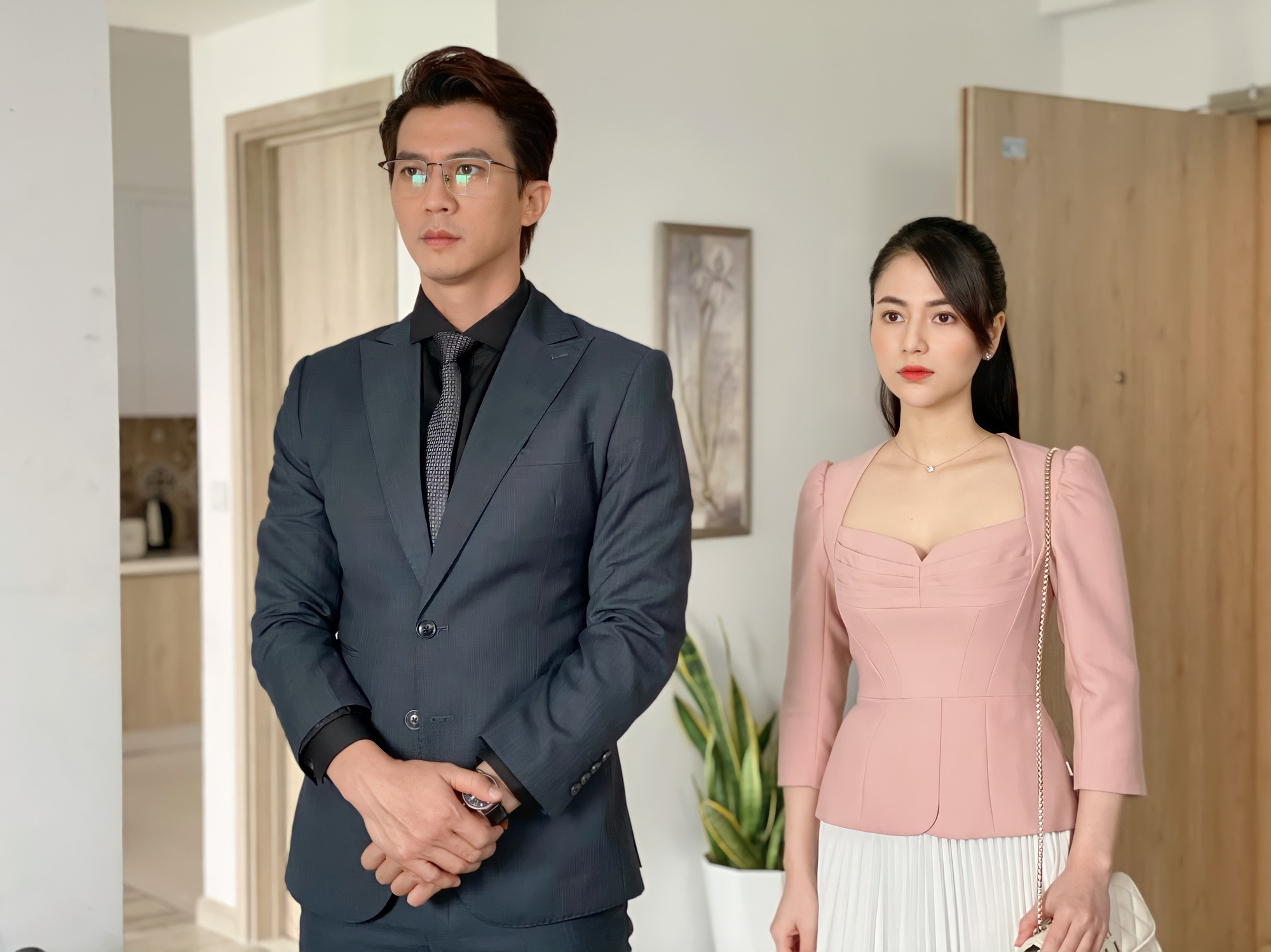 2 sếp nữ mặc đẹp nhất phim Việt: Nghiện sắm đồ local brand, váy áo trông chanh sả mà giá chỉ trên dưới 1 triệu đồng - Ảnh 7.
