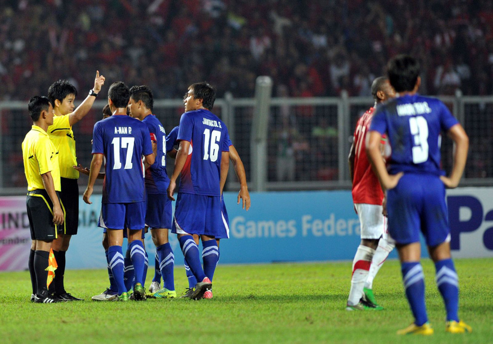 Theerathon received 2 red cards in 3 days, Thailand sank into the abyss at the SEA Games - Photo 2.