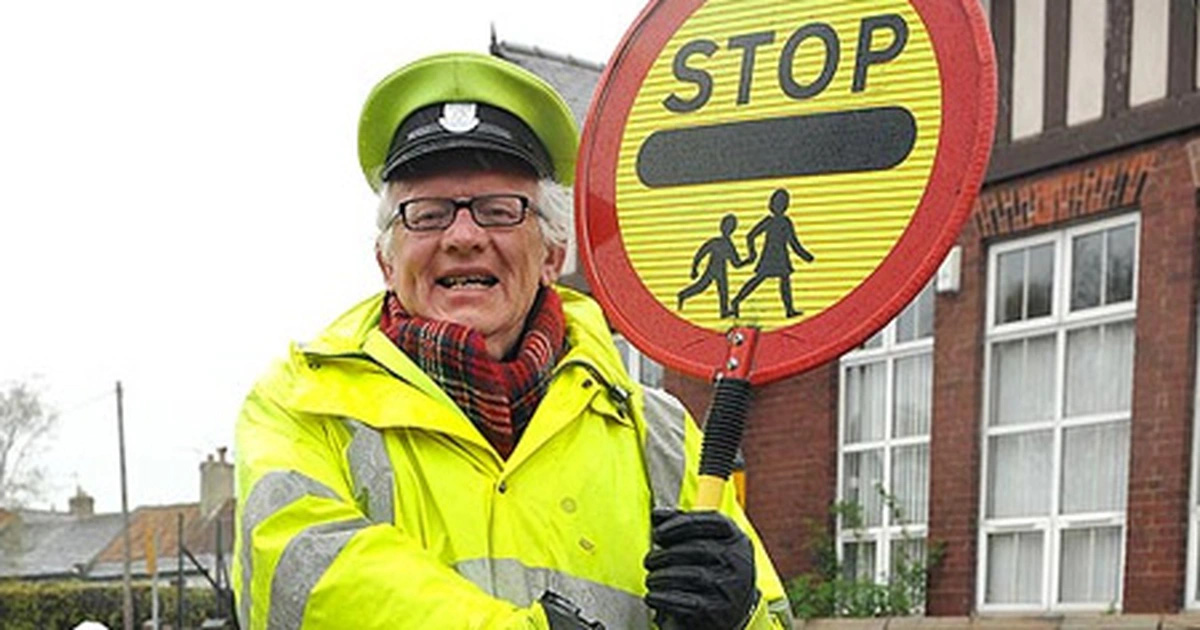 The doctor has 11 degrees, is fluent in 6 languages, but chose to work as a security guard at the age of 70 for an unexpected reason - Photo 3.