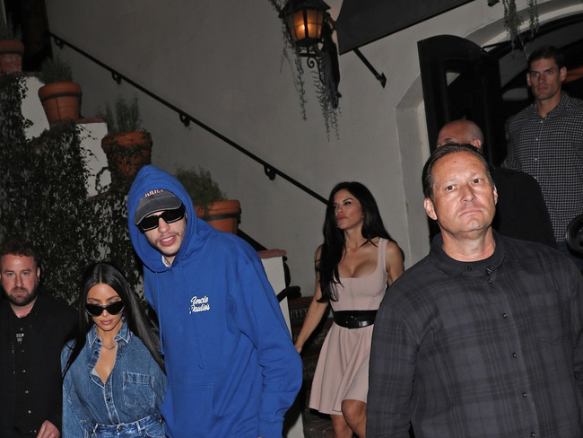 Going to dinner with her boyfriend with an A-list star, the billionaire lover of Amazon made public opinion hot with offensive details - Photo 1.