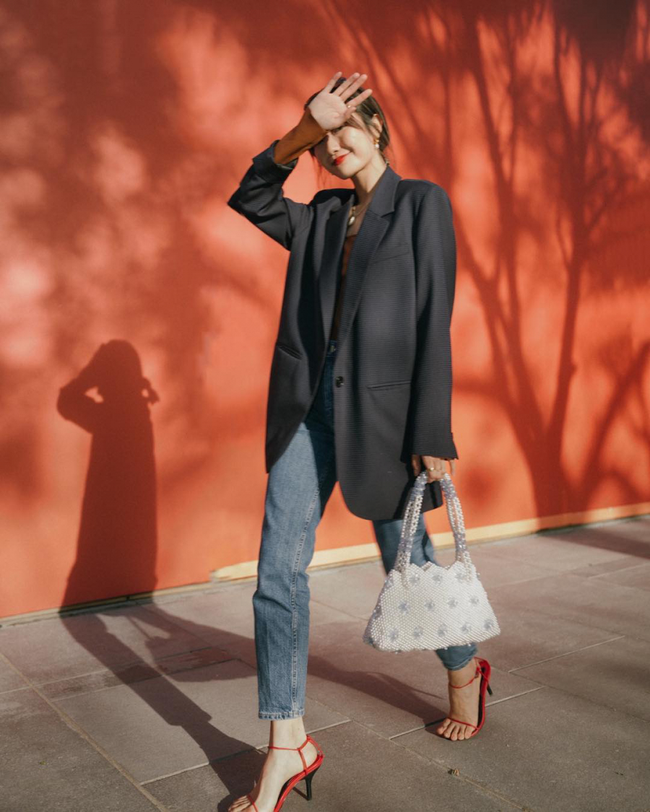 Hack d&aacute;ng đỉnh như Son Ye Jin  khi diện blazer + jeans: D&ugrave;ng phụ kiện khoảng 300k vẫn chuẩn chỉnh style c&ocirc;ng sở - Ảnh 3.