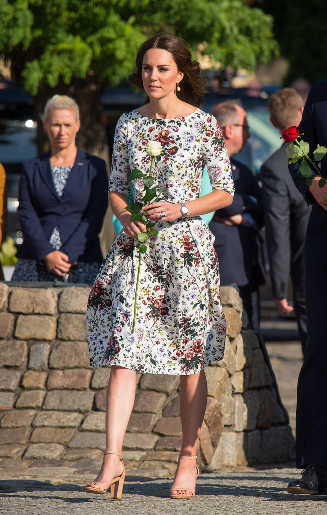 Riêng khoản diện sandal mùa hè, Công nương Kate phải nhường lại hào quang cho Meghan Markle - Ảnh 5.