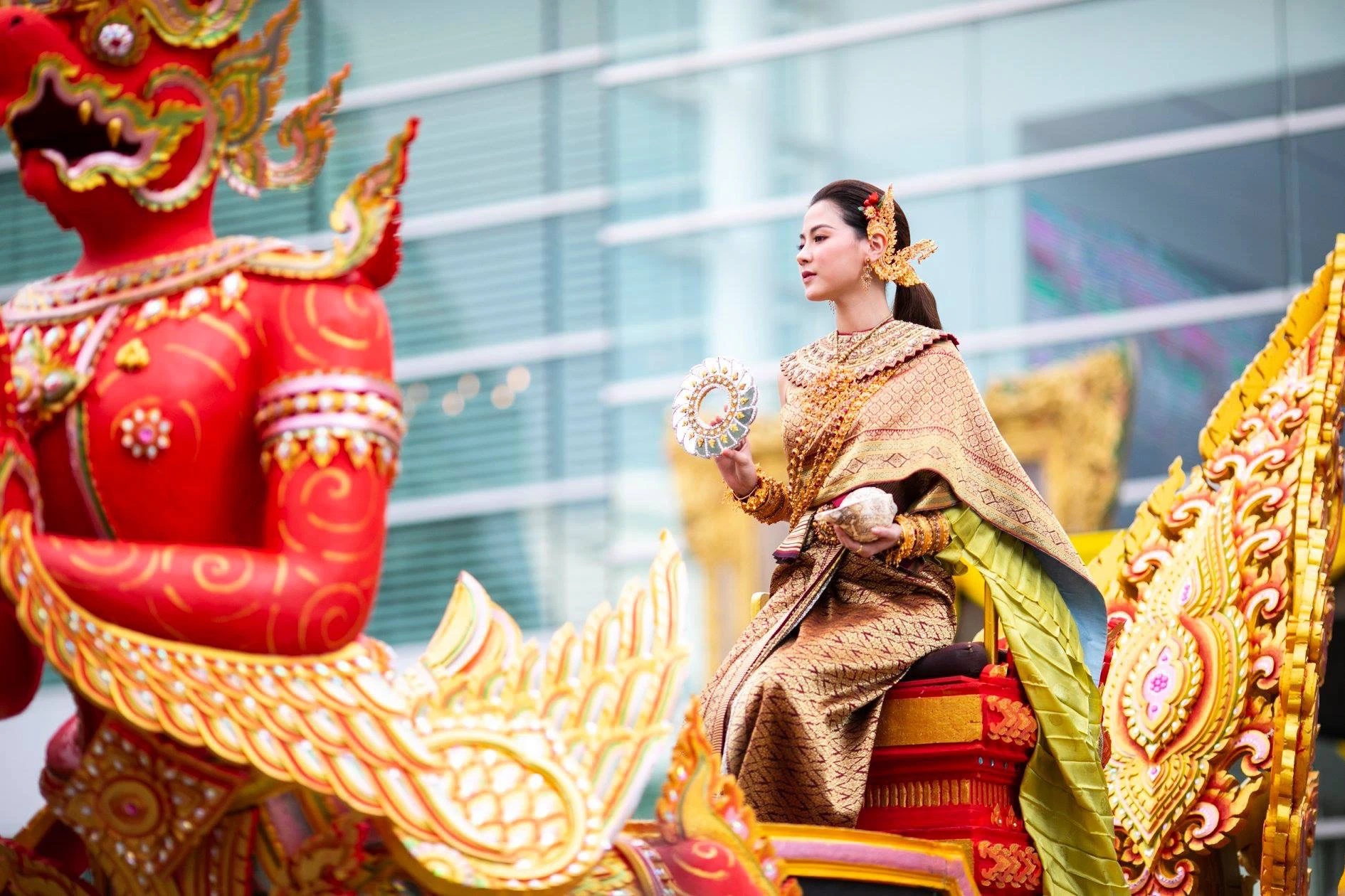 Nữ thần lễ phục Thái gọi tên Baifern (Chiếc Lá Bay): Bé đã xinh xỉu, lớn hóa nữ thần Songkran đẹp điên đảo 2 năm với bộ đồ tiền tỷ - Ảnh 4.