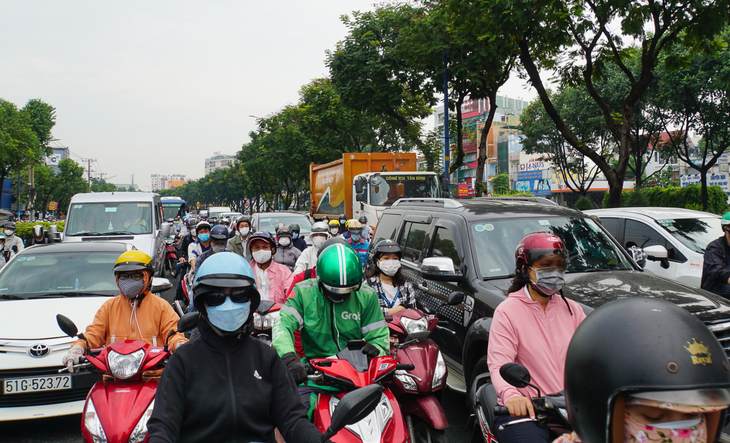 Ảnh: Kẹt xe kinh hoàng ở cổng sân bay Tân Sơn Nhất, nhiều người ngao ngán vì đi làm muộn, con đi học muộn - Ảnh 2.