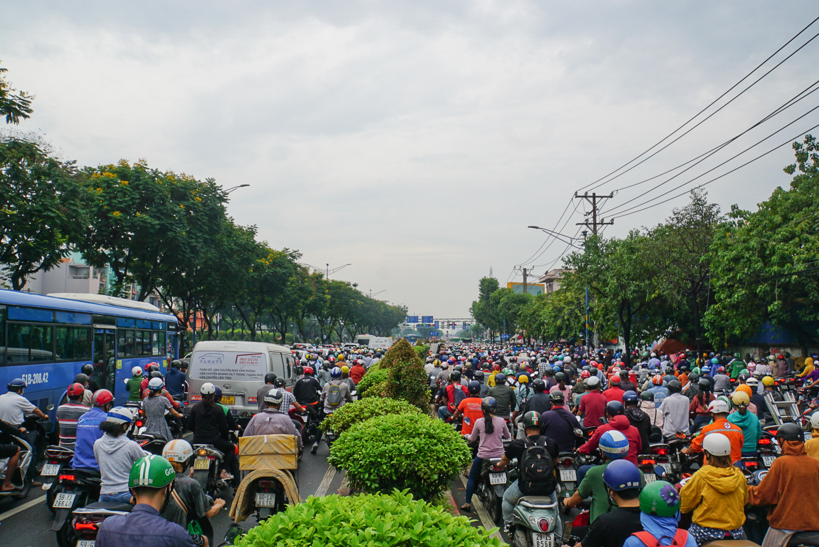 Ảnh: Kẹt xe kinh hoàng ở cổng sân bay Tân Sơn Nhất, nhiều người ngao ngán vì đi làm muộn, con đi học muộn - Ảnh 16.