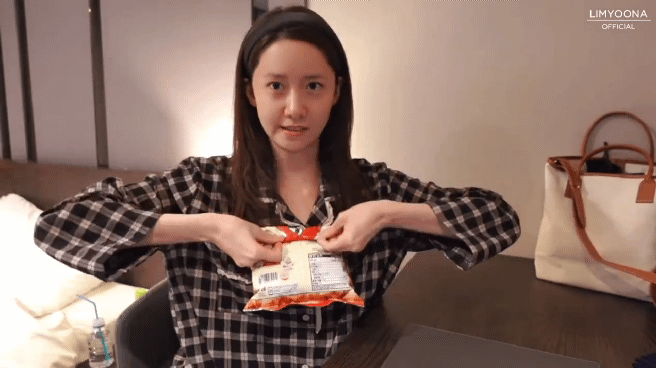 Bà hoàng mẹo vặt gọi tên Yoona: Hướng dẫn cách gói snack ăn dở tiện bất ngờ, khiến gần 1 triệu người phát sốt - Ảnh 4.