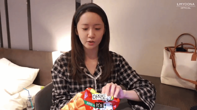 Bà hoàng mẹo vặt gọi tên Yoona: Hướng dẫn cách gói snack ăn dở tiện bất ngờ, khiến gần 1 triệu người phát sốt - Ảnh 7.