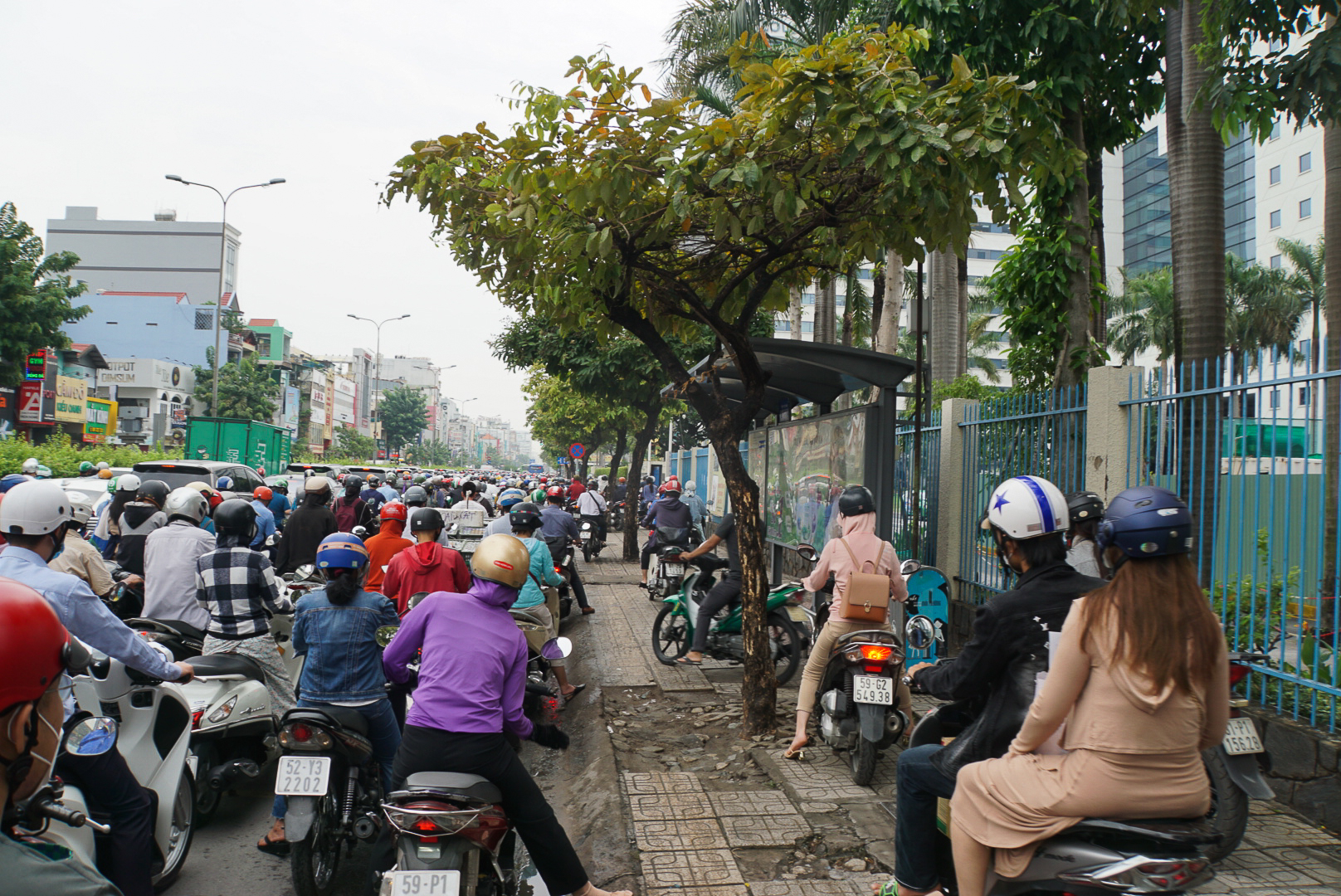 Ảnh: Kẹt xe kinh hoàng ở cổng sân bay Tân Sơn Nhất, nhiều người ngao ngán vì đi làm muộn, con đi học muộn - Ảnh 9.