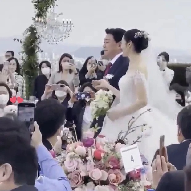 Lộ ảnh hội chị em minh tinh check-in tại siêu đám cưới BinJin, bức ảnh Hyun Bin bế em bé của vợ lại chiếm spotlight - Ảnh 6.