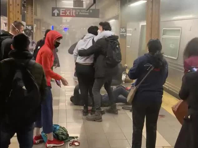 Nghi phạm nổ súng trên tàu điện ngầm ở New York: Các luật sư yêu cầu giám định tâm thần - Ảnh 1.