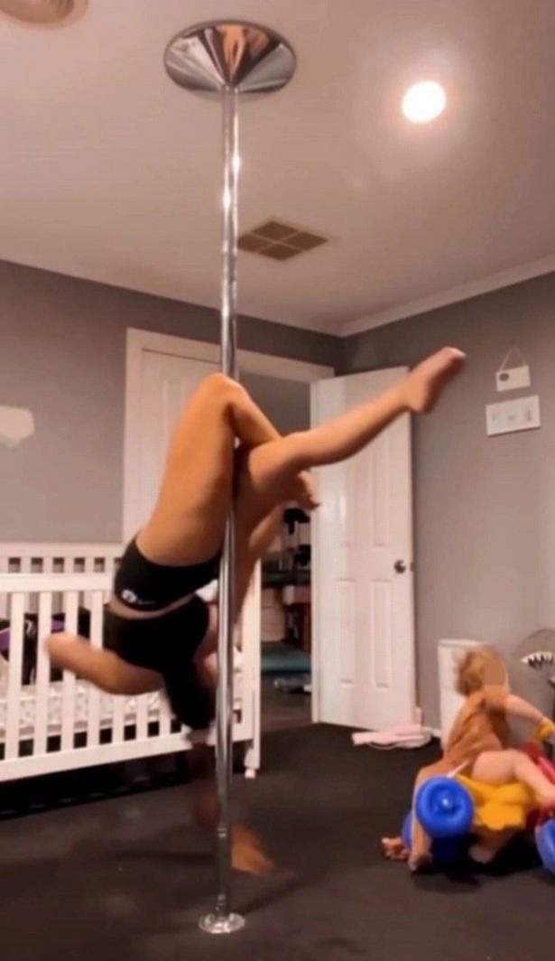 Showing off her pole dancing skills on social media, the woman who was not praised was also scolded for a detail that was unacceptable at first glance - Photo 2.