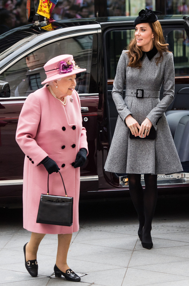 Nhìn Kate Middleton và Meghan Markle lên đồ khi ở cạnh Nữ hoàng Anh, phải công nhận họ là những cô cháu dâu vàng ngọc - Ảnh 11.