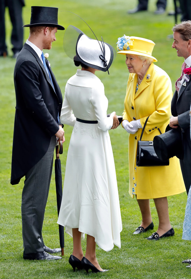 Nhìn Kate Middleton và Meghan Markle lên đồ khi ở cạnh Nữ hoàng Anh, phải công nhận họ là những cô cháu dâu vàng ngọc - Ảnh 7.