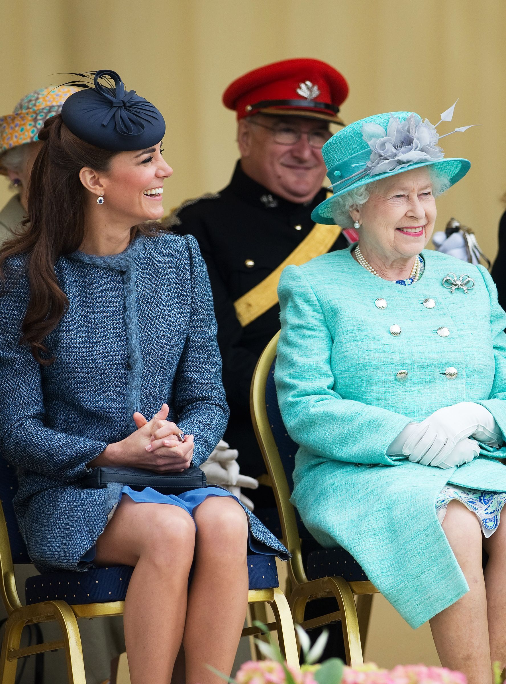 Nhìn Kate Middleton và Meghan Markle lên đồ khi ở cạnh Nữ hoàng Anh, phải công nhận họ là những cô cháu dâu vàng ngọc - Ảnh 8.