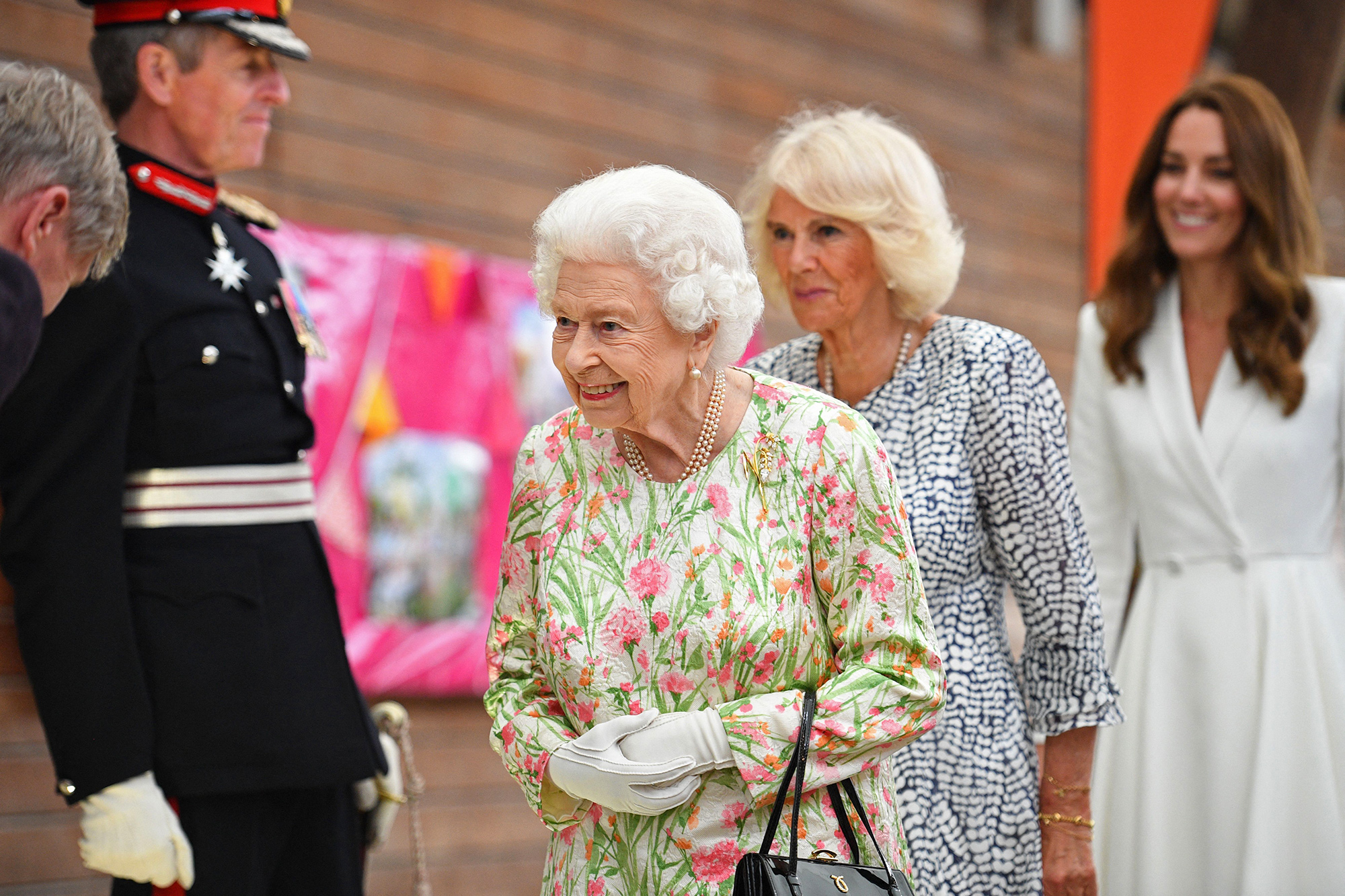 Nhìn Kate Middleton và Meghan Markle lên đồ khi ở cạnh Nữ hoàng Anh, phải công nhận họ là những cô cháu dâu vàng ngọc - Ảnh 9.