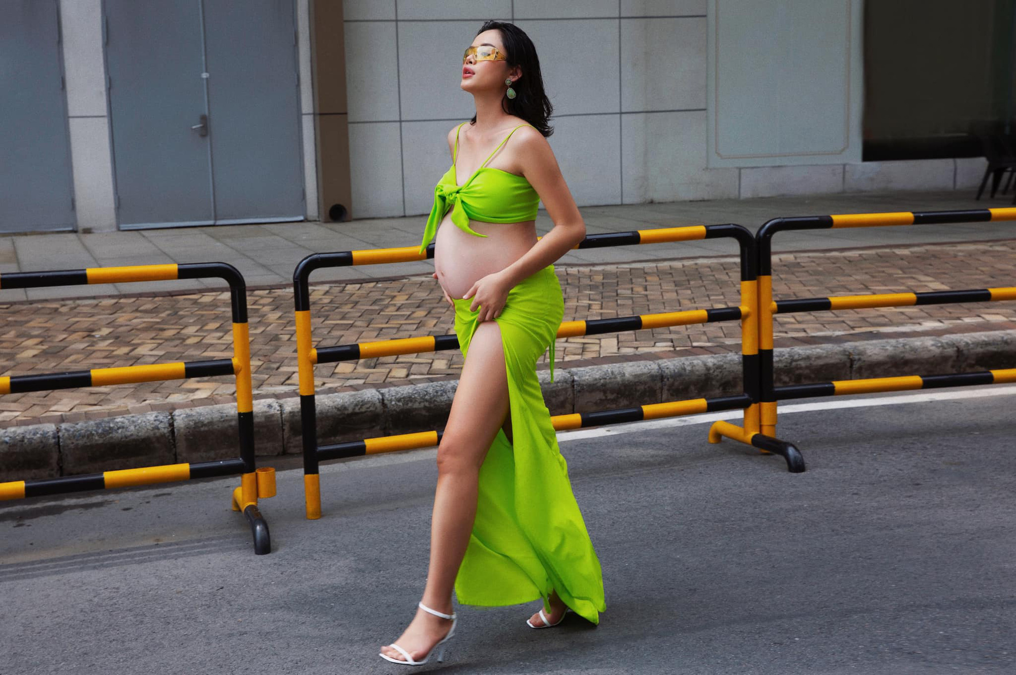 Vbiz's sexiest pregnant mother: Dropping a figure showing off her belly and top-notch visuals in the middle of the street, who revealed a worrying detail!  - Photo 4.