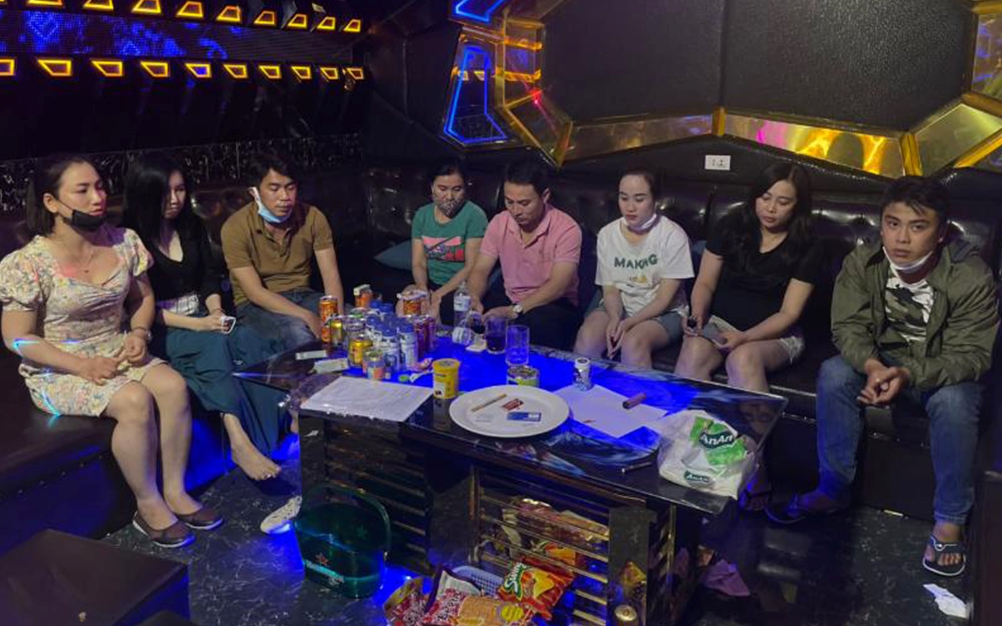 5 young men and 7 girls doing illegal things in a karaoke bar - Photo 1.