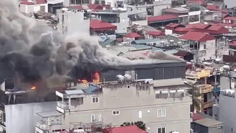 Hà Nội: Cháy lớn trên phố Đê La Thành, cột khói đen bốc cao cuồn cuộn - Ảnh 2.