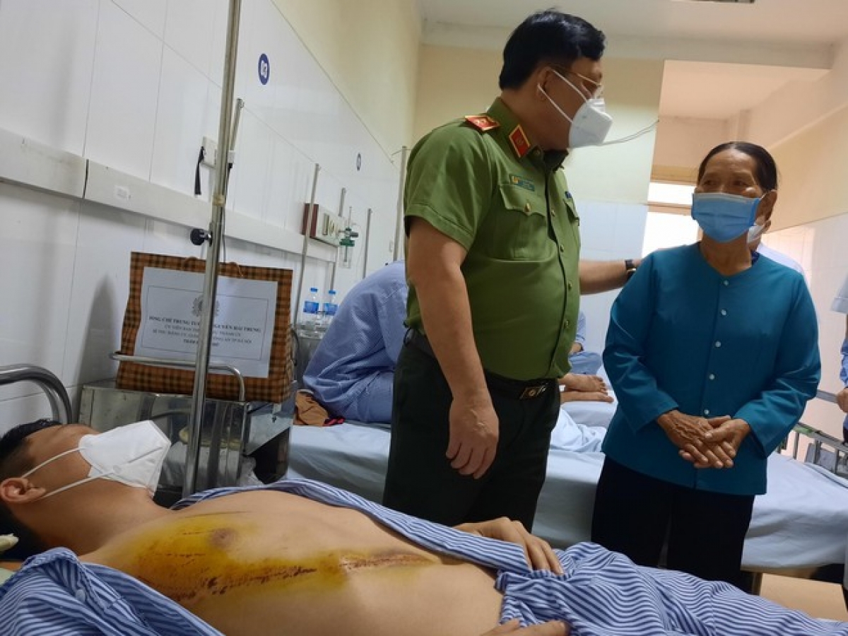 Two Hanoi police officers were injured while hunting criminals - Photo 1.