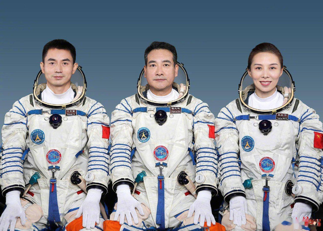 Nữ phi hành gia đầu tiên của Trung Quốc trở về Trái đất, lời phát biểu đầu tiên qua sóng truyền hình gây sốt MXH - Ảnh 1.
