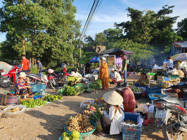 Ngạc nhiên chưa? Ở Mỹ cũng có một khu chợ người Việt mang tên CHỒM HỔM, cảnh tượng gần gũi không thể nào tìm thấy trong các “super market - Ảnh 1.