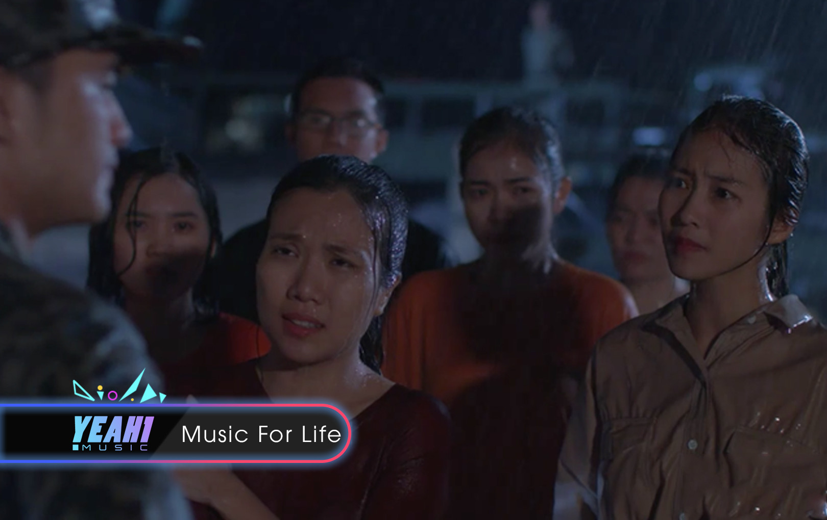 No matter what, whenever it comes to crying scenes in the rain, Vietnamese movie beauties will automatically wear these 2 recipes - Photo 10. No matter what, whenever it comes to crying scenes in the rain, Vietnamese movie beauties will automatically wear these 2 recipes - Photo 10.
