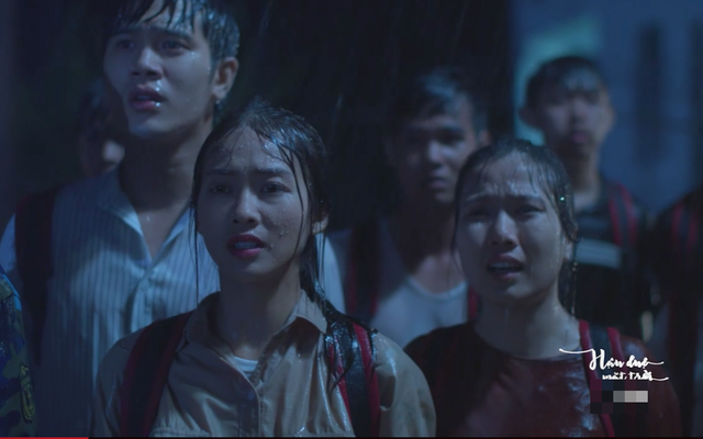 No matter what, whenever it comes to crying scenes in the rain, Vietnamese movie beauties will automatically wear these two recipes - Photo 11.