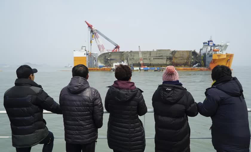 It's been 8 years since the Sewol ferry sinking - a terrible tragedy that haunts Korea: Tragedy is still with those who are left struggling to find answers on the seabed - Photo 7.