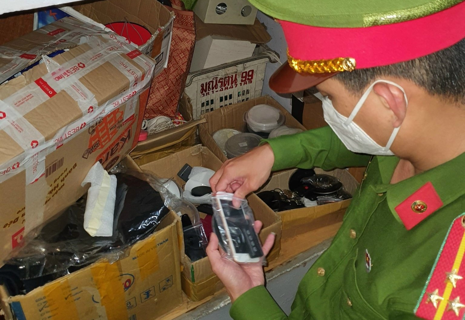 Triệt xóa tổng kho cung cấp thiết bị đánh bạc bịp ở Đà Nẵng - Ảnh 2.