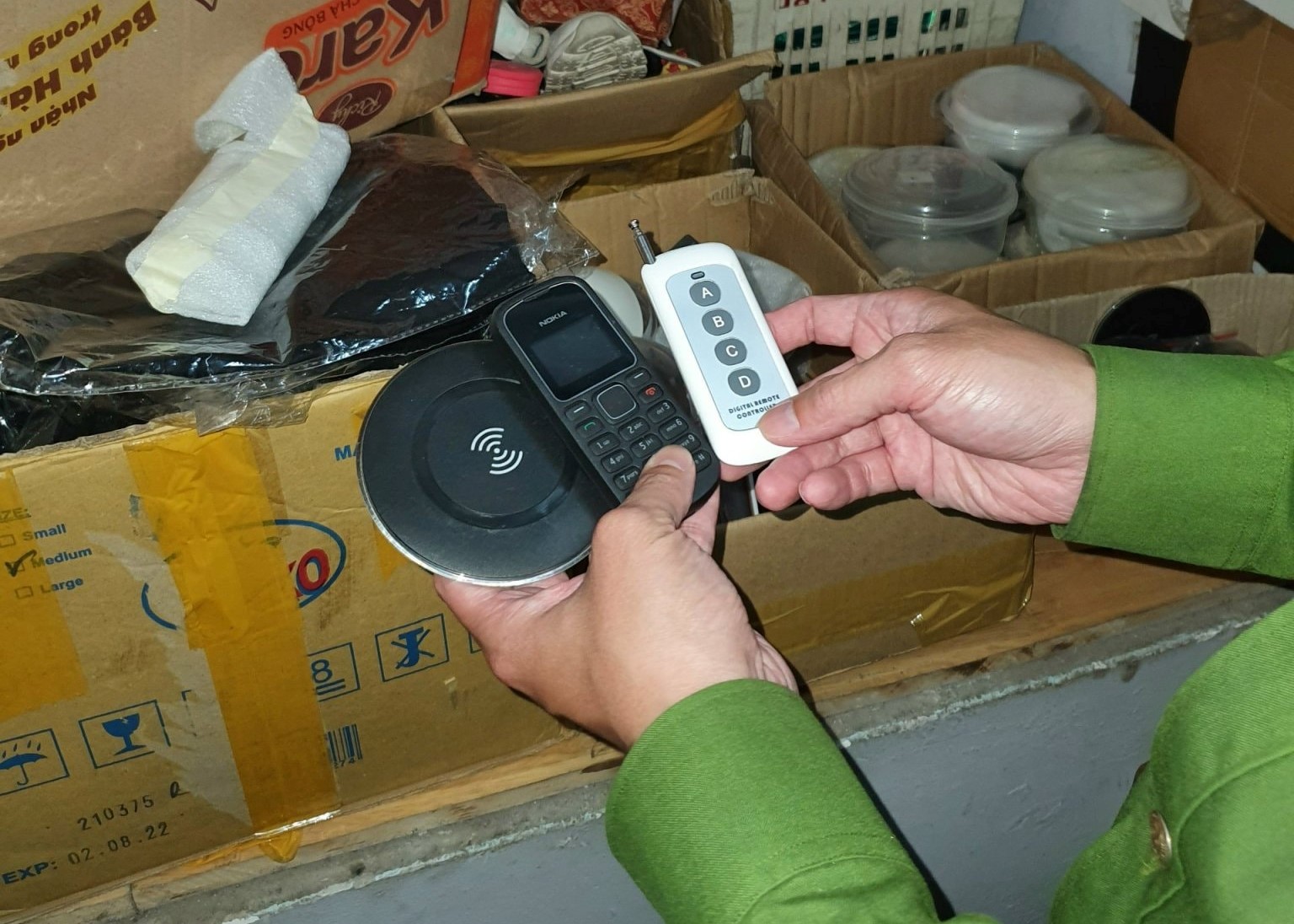Triệt xóa tổng kho cung cấp thiết bị đánh bạc bịp ở Đà Nẵng - Ảnh 1.