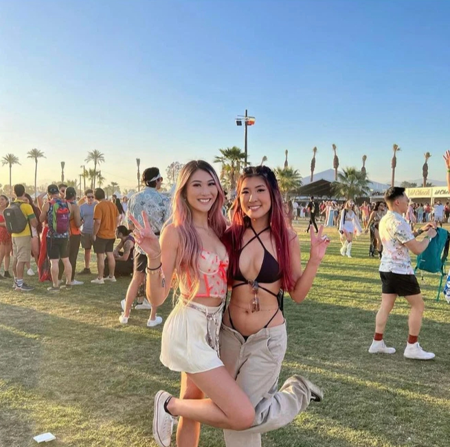 The beautiful girls rocking the roof at Coachella 2022: Burning eyes with shows of hot, sexy bodies - Photo 3.