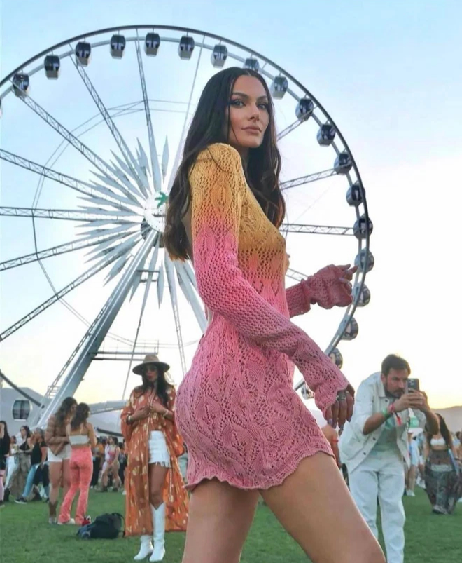 The beautiful girls rocking the roof at Coachella 2022: Burning eyes with hot and sexy body displays - Photo 11.